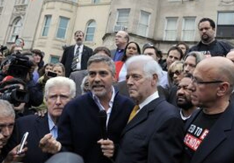 George Clooney, arestat la un protest în faţa ambasadei sudaneze la Washington
