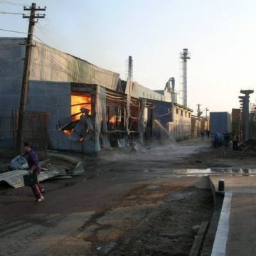 SIGHET: Incendiu de proporţii la o intreprindere de prelucrare a lemnului
