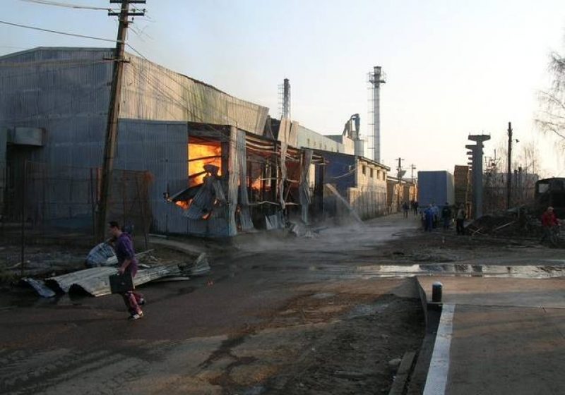 SIGHET: Incendiu de proporţii la o intreprindere de prelucrare a lemnului
