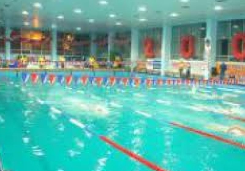 Baia Mare: Incident grav la bazinul de înot. Un băiat care face înot de performanţă şi-a tăiat ligamentele în scara bazinului