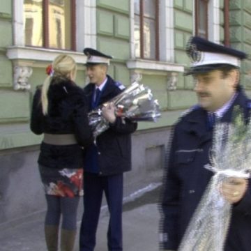 SIGHET: Jandarmii au împărţit flori de 8 martie SIGHET: Jandarmii au împărţit flori de 8 martie