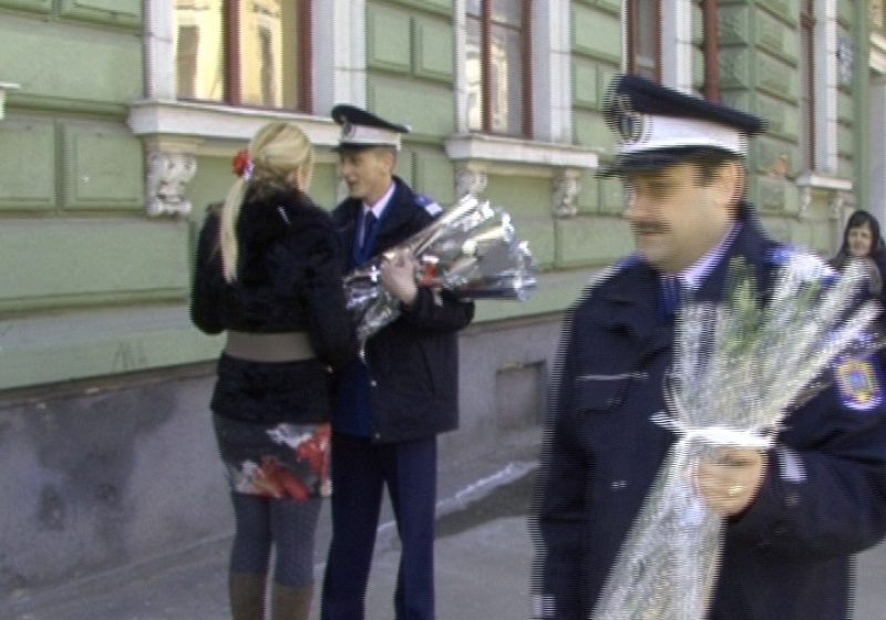 SIGHET: Jandarmii au împărţit flori de 8 martie