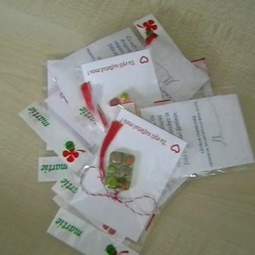 Baia Mare: Mărţişoare în dar pentru băimărencele care au trecut prin faţa sediului P.N.L. din Baia Mare