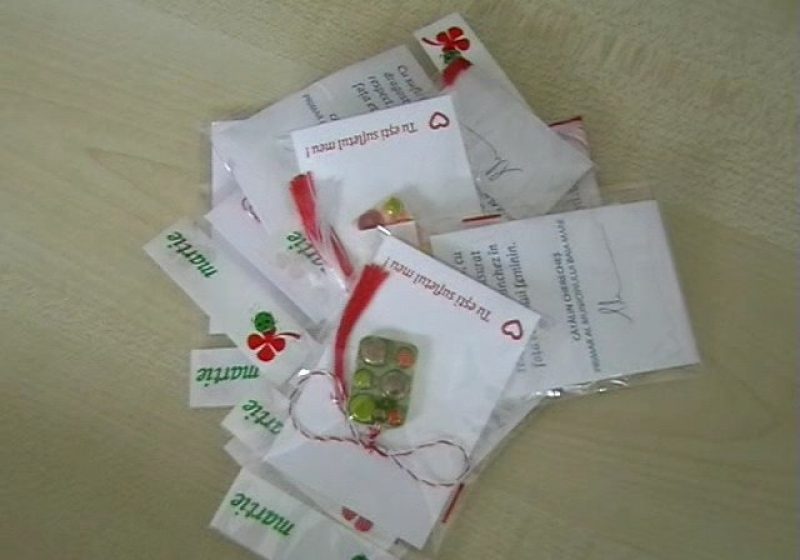 Baia Mare: Mărţişoare în dar pentru băimărencele care au trecut prin faţa sediului P.N.L. din Baia Mare
