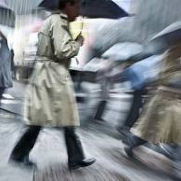 Meteorologii anunţă ploaie pe arii extinse care poate avea şi caracter de aversă Meteorologii anunţă ploaie pe arii extinse care poate avea şi caracter de aversă