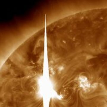 O puternică furtună solară ar putea afecta reţelele electrice şi sistemele de comunicaţii