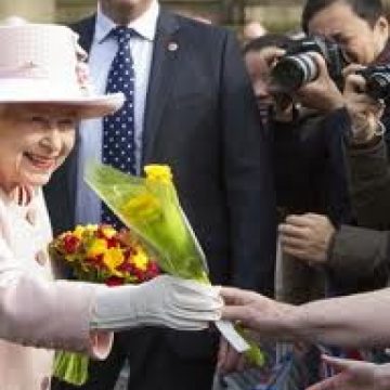 O româncă de etnie romă a fost invitată la un dineu cu regina Elizabeth a II-a O româncă de etnie romă a fost invitată la un dineu cu regina Elizabeth a II-a