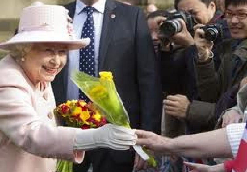 O româncă de etnie romă a fost invitată la un dineu cu regina Elizabeth a II-a