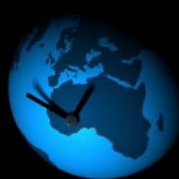 SIGHET: Zeci de lumânări aprinse pe platoul din centrul oraşului de TNL şi CEL Sighet pentru a marca ”Ora Pământului” SIGHET: Zeci de lumânări aprinse pe platoul din centrul oraşului de TNL şi CEL Sighet pentru a marca ”Ora Pământului”