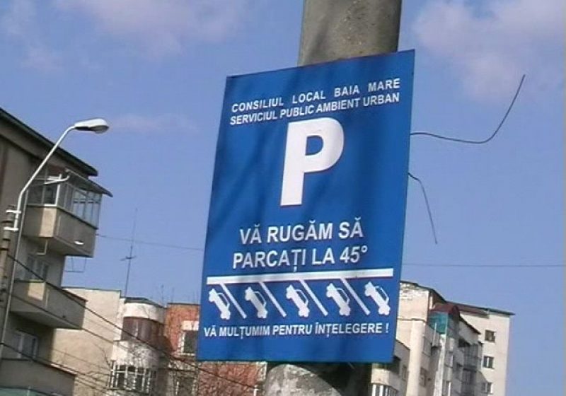 Baia Mare: Pe strada Păşunii din Baia Mare au fost amplasate, fără aprobarea Consiliului Local, indicatoare prin care şoferii sunt rugaţi să parcheze la 45 de grade