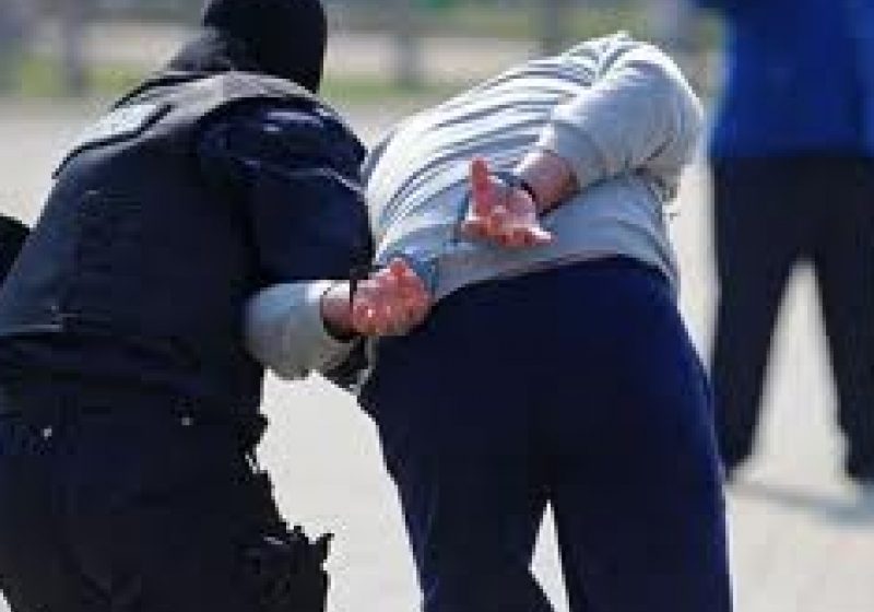 Prinşi încercând să fure din beciurile oamenilor Prinşi încercând să fure din beciurile oamenilor