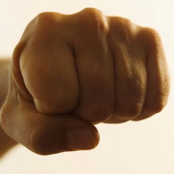 Ameninţat şi agresat în locuinţa sa din Călineşti