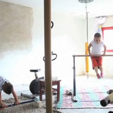 Doi fraţi români de 5 şi 7 ani, numiţi "cei mai puternici copii din lume" de presa britanică