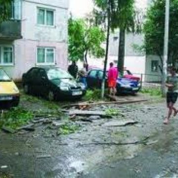 Rafele de vânt care pot depăşi, local, 60 km/h în Maramureş