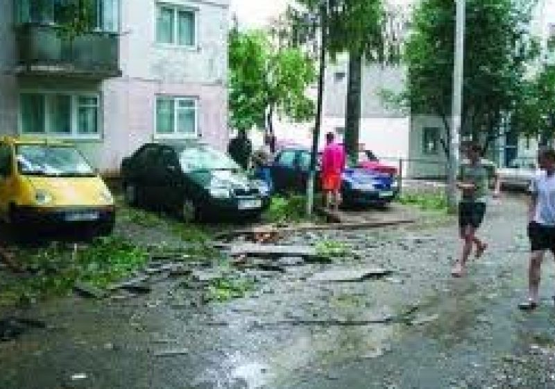 Rafele de vânt care pot depăşi, local, 60 km/h în Maramureş