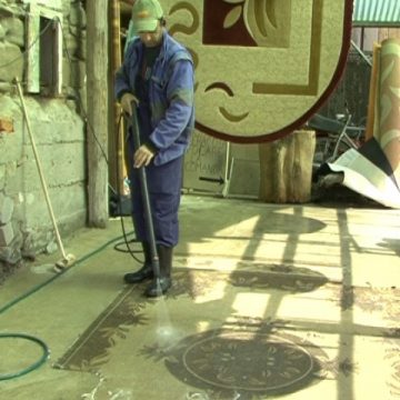 SIGHET: Spălatul covoarelor, afacere profitabilă de Paşte SIGHET: Spălatul covoarelor, afacere profitabilă de Paşte