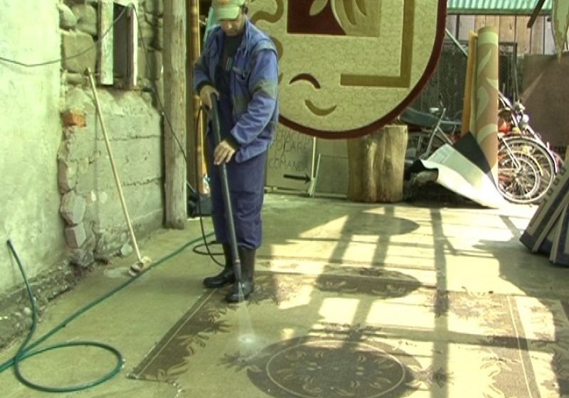 SIGHET: Spălatul covoarelor, afacere profitabilă de Paşte SIGHET: Spălatul covoarelor, afacere profitabilă de Paşte
