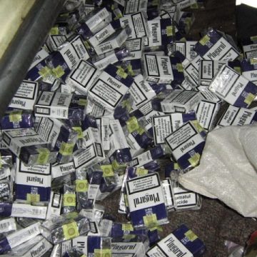 Ţigări de contrabandă ascunse în rezervorul unui microbuz