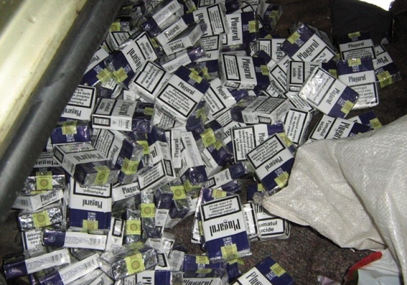 Ţigări de contrabandă ascunse în rezervorul unui microbuz