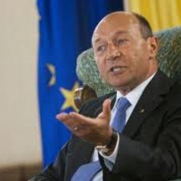 ANALIZĂ: Băsescu vorbeşte despre reîntregirea salariilor, după multiple avertismente despre populism
