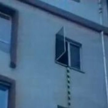 Un bărbat s-a aruncat de la etajul IV