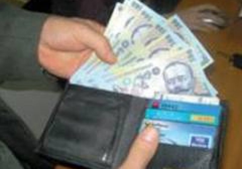 Un portofel cu 600 de euro a fost însuşit fără drept de către o femeie din Vişeu de Sus care nu a ţinut seamă că şi acest lucru este o faptă penală Un portofel cu 600 de euro a fost însuşit fără drept de către o femeie din Vişeu de Sus care nu a ţinut seamă că şi acest lucru este o faptă penală