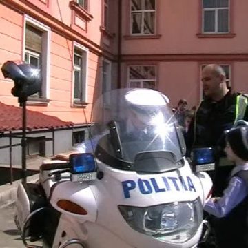 Baia Mare: De Ziua Porţilor Deschise la I.P.J. Maramureş, aproximativ 1.000 de tineri au fost astăzi "pe urmele poliţiştilor" Baia Mare: De Ziua Porţilor Deschise la I.P.J. Maramureş, aproximativ 1.000 de tineri au fost astăzi "pe urmele poliţiştilor"