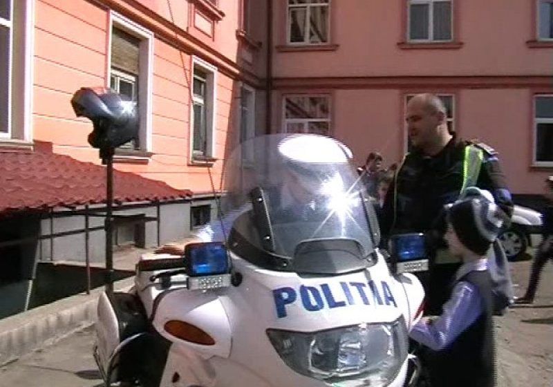 Baia Mare: De Ziua Porţilor Deschise la I.P.J. Maramureş, aproximativ 1.000 de tineri au fost astăzi "pe urmele poliţiştilor" Baia Mare: De Ziua Porţilor Deschise la I.P.J. Maramureş, aproximativ 1.000 de tineri au fost astăzi "pe urmele poliţiştilor"