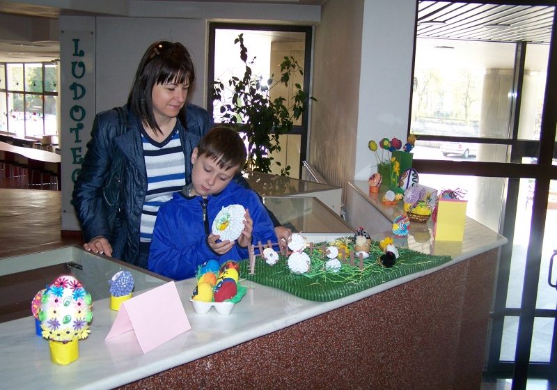 Baia Mare: Expozitii de arta plastica dedicate sarbatorilor pascale, la Biblioteca Judeţeană