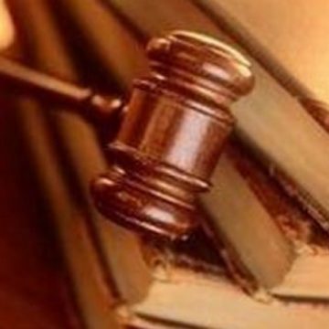 Acuzat de înşelăciune şi trafic de influenţă Acuzat de înşelăciune şi trafic de influenţă