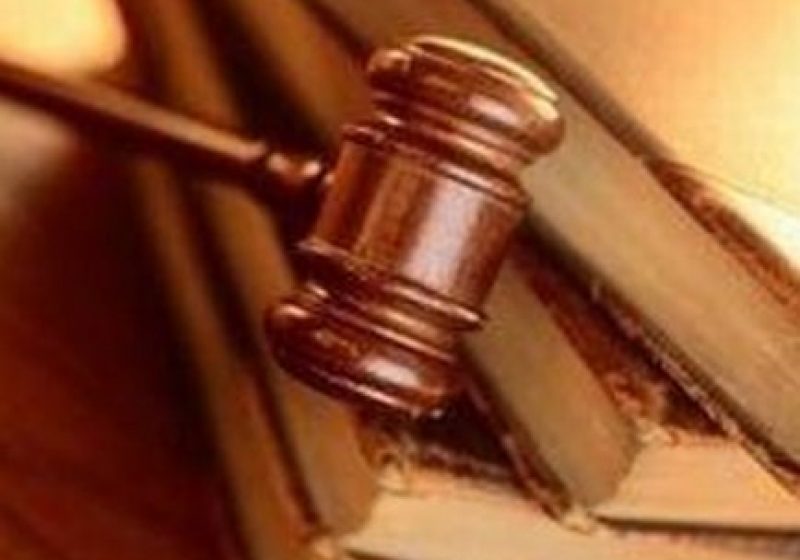 Acuzat de înşelăciune şi trafic de influenţă Acuzat de înşelăciune şi trafic de influenţă