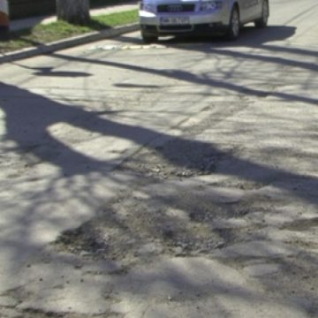 SIGHET: Gropi şi pe aleea Mihai Eminescu SIGHET: Gropi şi pe aleea Mihai Eminescu