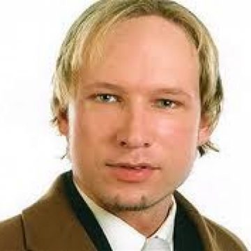 Breivik a efectuat salutul nazist la începerea procesului. Acuzatul pledează nevinovat, deşi recunoaşte comiterea atacurilor Breivik a efectuat salutul nazist la începerea procesului. Acuzatul pledează nevinovat, deşi recunoaşte comiterea atacurilor