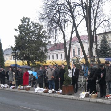 Sighetu Marmaţiei: Sute de credincioşi Romano-Catolici au luat Lumină Sfântă