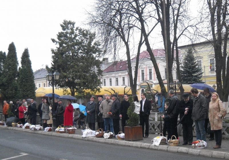 Sighetu Marmaţiei: Sute de credincioşi Romano-Catolici au luat Lumină Sfântă