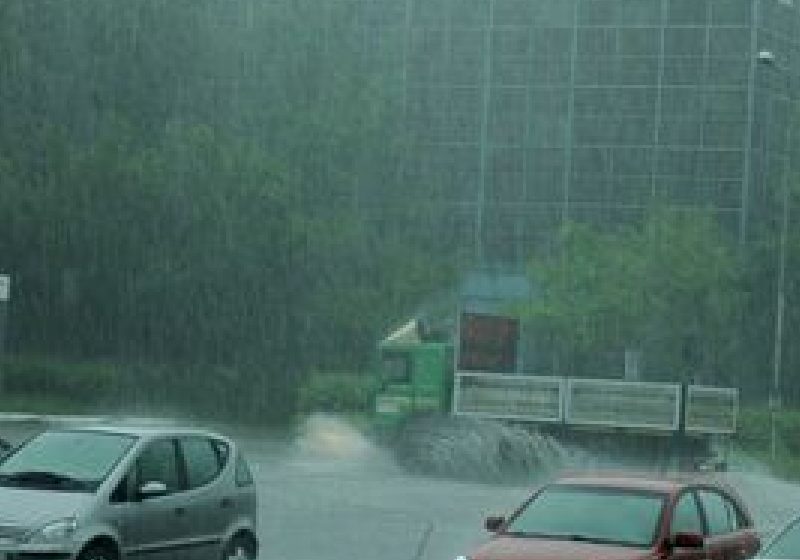 ANM: Averse, descărcări electrice şi intensificări ale vântului în toate regiunile ţării, începând de marţi dimineaţă ANM: Averse, descărcări electrice şi intensificări ale vântului în toate regiunile ţării, începând de marţi dimineaţă