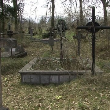 Nouă morminte profanate în cimitirul din Bocicoiu Mare