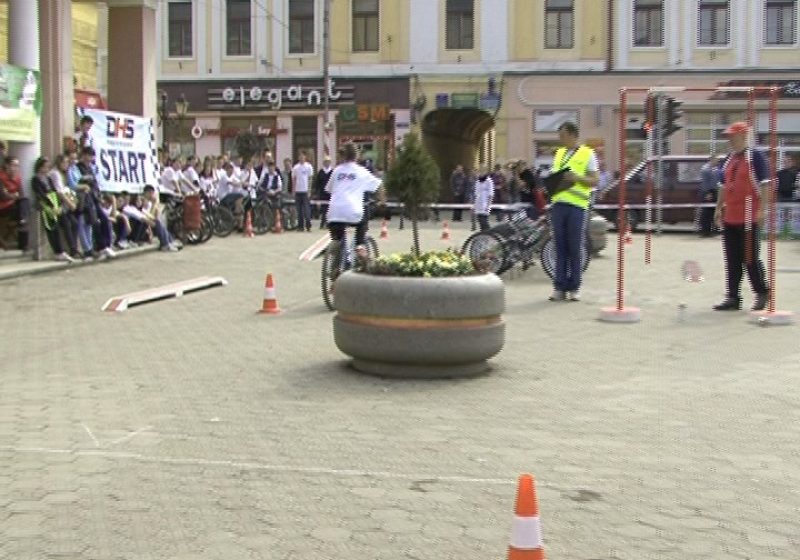 SIGHET: Cupa DHS la educaţie rutieră a strâns un număr mare de tineri iubitori de ciclism