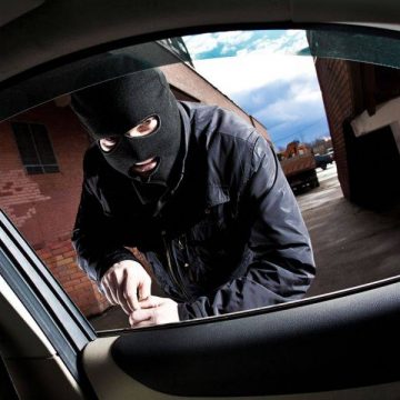 Doi hoţi din autoturisme prinşi în flagrant la Baia Mare Doi hoţi din autoturisme prinşi în flagrant la Baia Mare