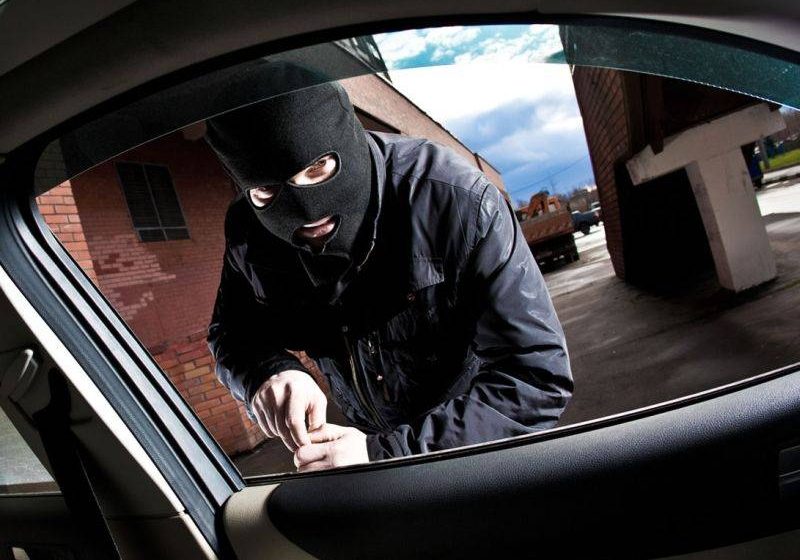 Doi hoţi din autoturisme prinşi în flagrant la Baia Mare Doi hoţi din autoturisme prinşi în flagrant la Baia Mare