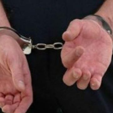 Doi urmăriţi naţional depuşi în arest de poliţişti Doi urmăriţi naţional depuşi în arest de poliţişti