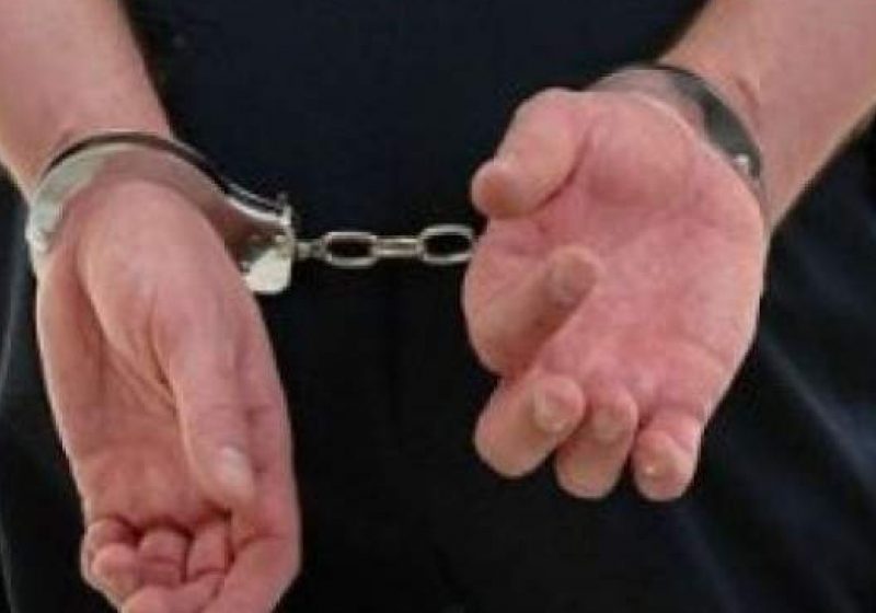 Doi urmăriţi naţional depuşi în arest de poliţişti Doi urmăriţi naţional depuşi în arest de poliţişti