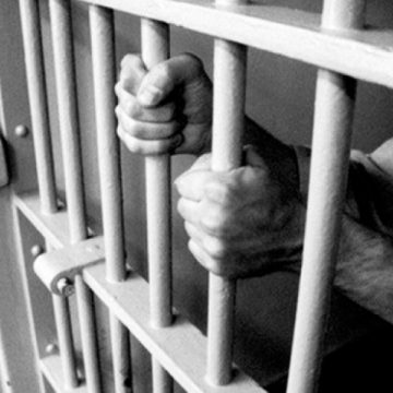 Două mandate de executare a pedepsei cu închisoarea au fost puse în aplicare la nivelul judeţului Maramureş în acest week-end Două mandate de executare a pedepsei cu închisoarea au fost puse în aplicare la nivelul judeţului Maramureş în acest week-end
