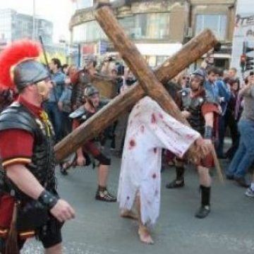 Baia Mare: Peste 1.000 de băimăreni au fost martorii agoniei Mântuitorului la "Drumul Crucii" Baia Mare: Peste 1.000 de băimăreni au fost martorii agoniei Mântuitorului la "Drumul Crucii"