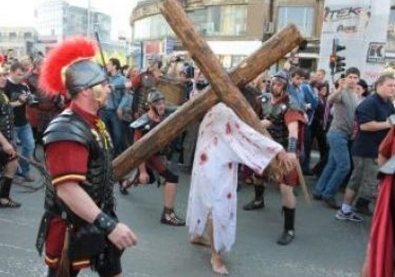 Baia Mare: Peste 1.000 de băimăreni au fost martorii agoniei Mântuitorului la "Drumul Crucii" Baia Mare: Peste 1.000 de băimăreni au fost martorii agoniei Mântuitorului la "Drumul Crucii"