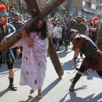 Baia Mare: "Drumul Crucii – Cu moartea pe moarte călcând" – reprezentare dramatică pe străzile din municipiu