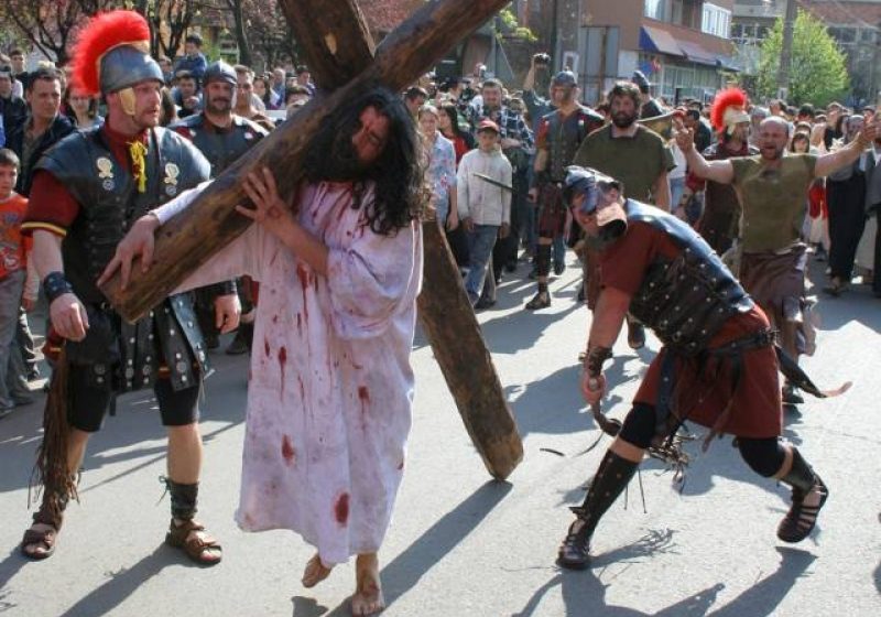 Baia Mare: "Drumul Crucii – Cu moartea pe moarte călcând" – reprezentare dramatică pe străzile din municipiu