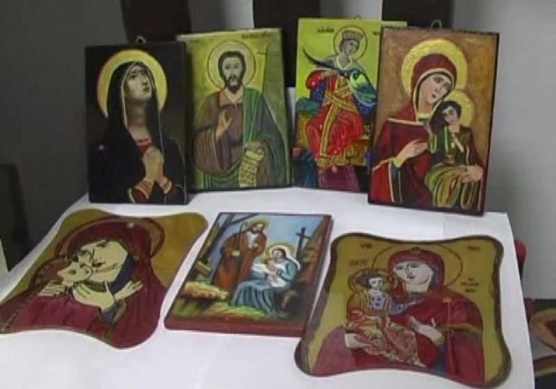 Copiii de la Şcoala cu clasele I-VIII din Vadu Izei au vernisat astăzi o expoziţie de picturi pe sticlă Copiii de la Şcoala cu clasele I-VIII din Vadu Izei au vernisat astăzi o expoziţie de picturi pe sticlă