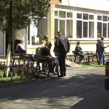 SIGHET: Înghesuială şi nemulţumiri la depunerea cererilor pentru titularizare