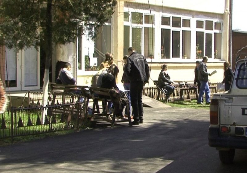 SIGHET: Înghesuială şi nemulţumiri la depunerea cererilor pentru titularizare SIGHET: Înghesuială şi nemulţumiri la depunerea cererilor pentru titularizare